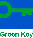Ein dunkles Logo mit einem grünen Schlüssel und dem Schriftzug „Green Key“.