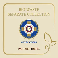 Ein Namensschild eines Partnerhotels in Athen mit der Aufschrift „BIO-WASTE SEPARATE COLLECTION“ (Getrennte Sammlung von Bioabfällen) und einem Lorbeer-Emblem sowie einem Blatt-Symbol.